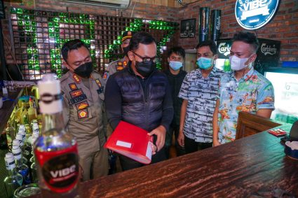 Bima Arya dan Satpol PP Kota Bogor Inspeksi Izin Minol dan Penerapan Prokes di Kafe
