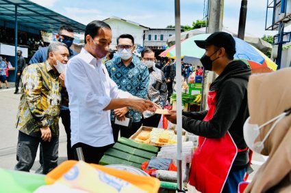 Didampingi Ridwan Kamil, Presiden Jokowi Temui Pedagang Pasar