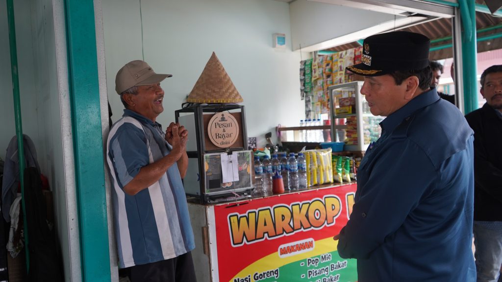 file-1733665236857-Pj.-Bupati-Bogor-Cek-Langsung-Kondisi-Warpat,-Riung-Gunung,-dan-Rest-Area-Pastikan-Ketertiban-Pasca-Penertiban-PKL-Terjaga-(4)